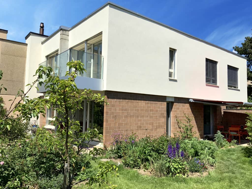 Benjamin und Veronique haben eine neue Heizung gekauft. Statt einer Elektrohei-zung heizen sie neu mit Erdwärme und finanzierte sie über die Hypothek.