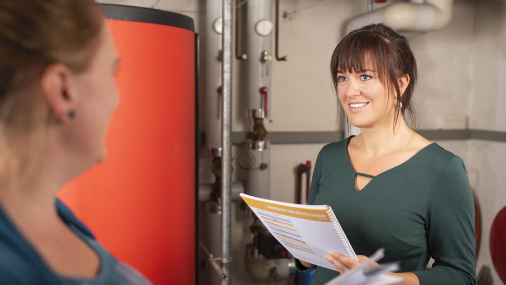 Beraterin mit Schreibblock in der Hand