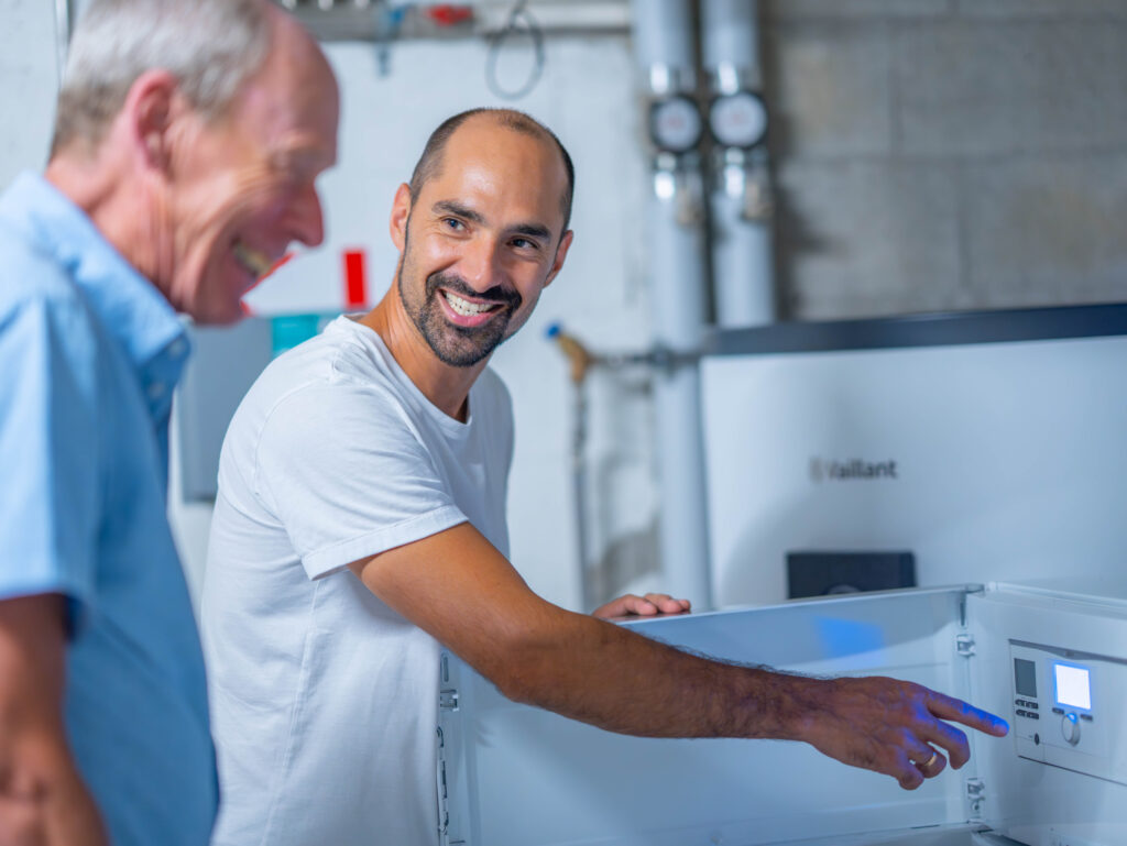 il consulente indica la pompa di calore