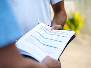 un rapporto su una cartellina con fermacarte