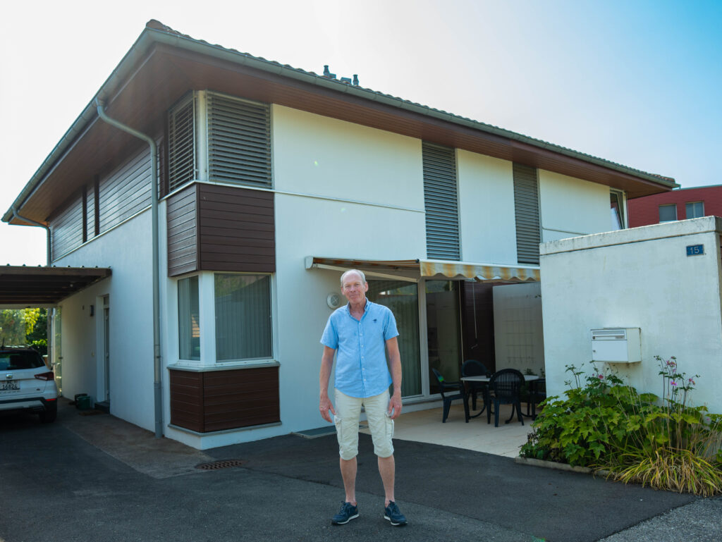 un uomo davanti alla sua casa